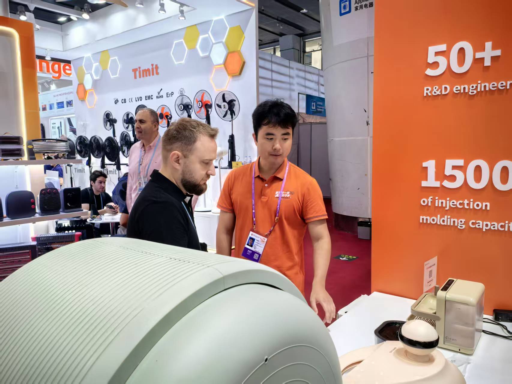  A Show-Stopper at Canton Fair! Our New Automatic Cat Litter Box Won Hearts